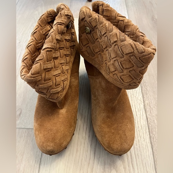 UGG® LYNNEA ARROYO SUEDE WEAVE MID CALF BOOTS. DARK CHESNUT/SIZE: 8 - Picture 2 of 12